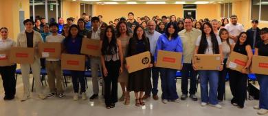 Reciben estudiantes con los mejores promedios de UABCS Los Cabos computadoras portátiles