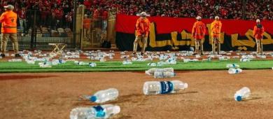 FIFA da marcha atrás y permitirá a los aficionados llevar botellas de agua a los estadios