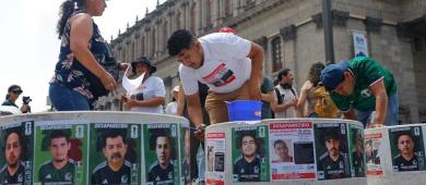 Crean álbum del Mundial con rostros de desaparecidos