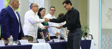 Entrega UABCS 191 nuevos títulos profesionales y 14 grados de posgrado a egresadas y egresados