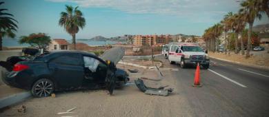 Bomberos atienden volcadura con una persona lesionada en San José del Cabo
