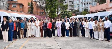 Recibe BCS dos unidades adaptadas para ampliar traslados de personas con discapacidad