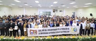 UABCS entrega 204 títulos y grados académicos a una nueva generación de profesionistas
