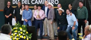 Conmemora Víctor Castro el Día del Caminero junto al personal de la JEC