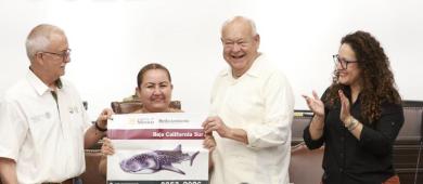 Atestigua Víctor Castro entrega de 112 distintivos para actividades de avistamiento y nado con tiburón ballena en La Paz