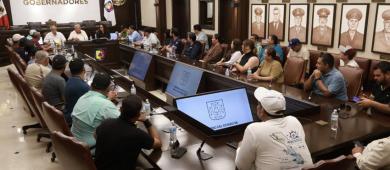 Atestigua Víctor Castro entrega de 112 distintivos para actividades de avistamiento y nado con tiburón ballena en La Paz